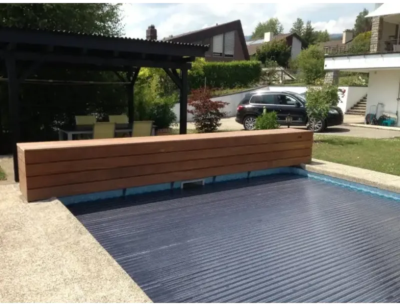 Slatted pool cover – dark blue ribbed surface, wooden bench alongside, 60 x 14 mm