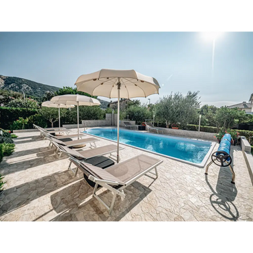 Beige tygparaply med metallram för Glasfiberpool Barbados vid speciella evenemang