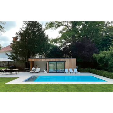 Modern design Leisurepools Cube utomhuspool med träklädd poolhus och stora glasdörrar