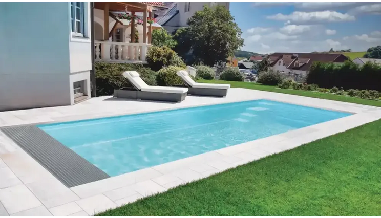 Leisurepools Encore med raka linjer för smala tomter, rektangulär blå pool