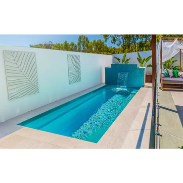 Slimmad Leisurepools Espirit pool 2,25×5,7m med turkos design för trånga utrymmen