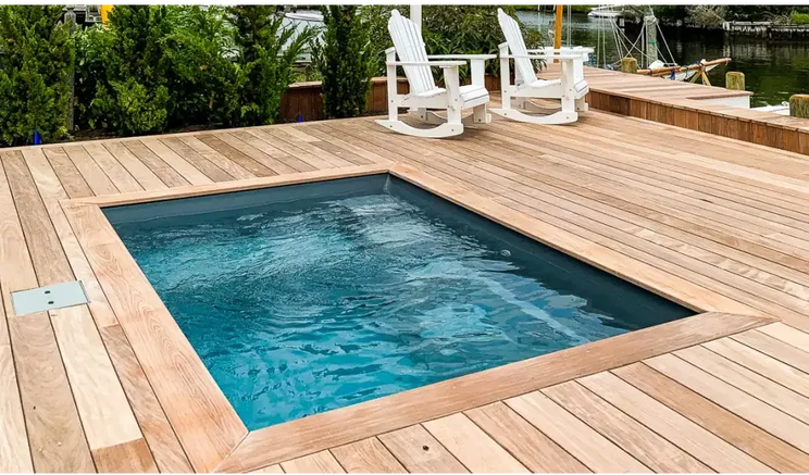 Leisurepools Fiji Plunge med klart blått vatten och träterrass