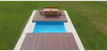Rektangulär blå pool med nivo deck och modern teknik