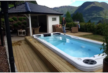 Vit PassionSpa Aquatic 2 Swim Spa – Sport Collection, vit rektangulär med blåvatten och svarta accenter