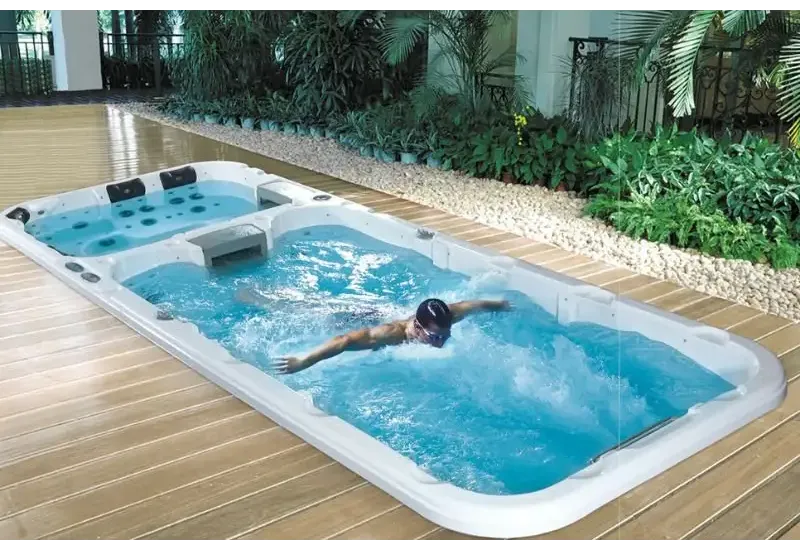 Vit PassionSpa Aquatic 3 Deep Swim Spa med blåvatten och simjets