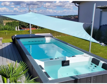Ljusblå tygmarkis över PassionSpa Balance Swim Spa Sport Collection