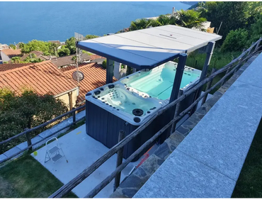 Svartvit PassionSpa Spirit Deep Swim Spa med infällbart tak