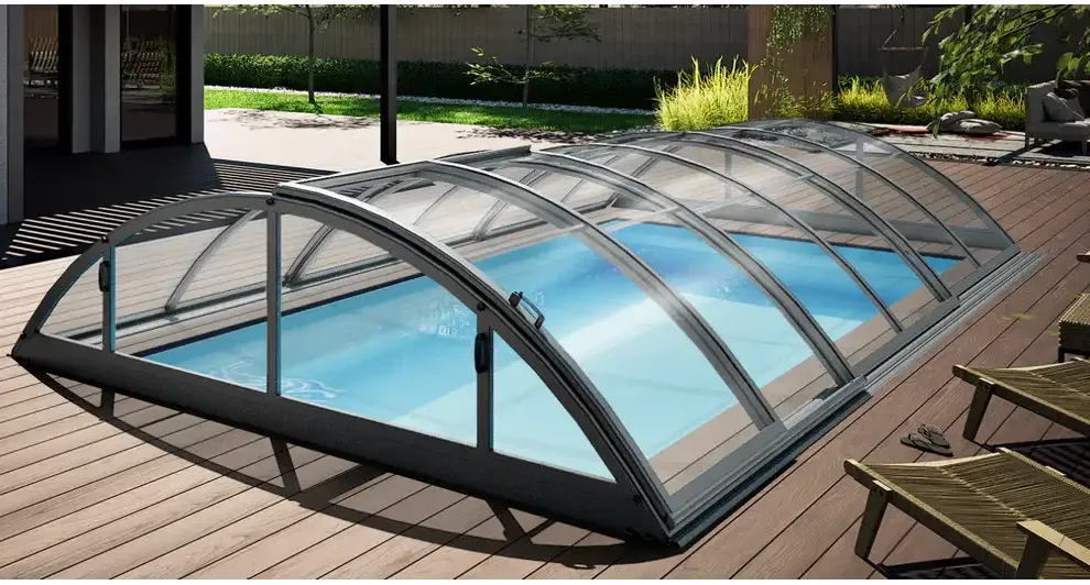 Modern Pooltak Klasik 5×10 med valvande glastak och svart metallram