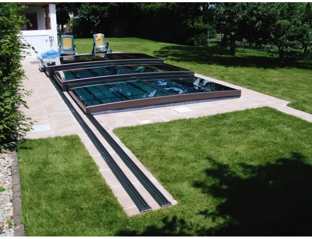 Modern Mästare Plus 4x8 glaspooltäckning med års garanti på stenpatio