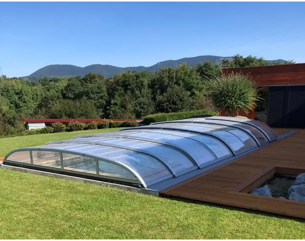 Pooltak NIVO KIT 1060B 4×10 klarglas med sidodörr över pool