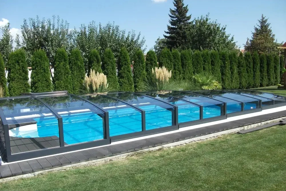 Special pool enclosure – RAL7016 anthracite profiles, clear panels, black frame, blue water Special pool enclosure – RAL7016 anthracite profiles, clear panels, black frame, blue water