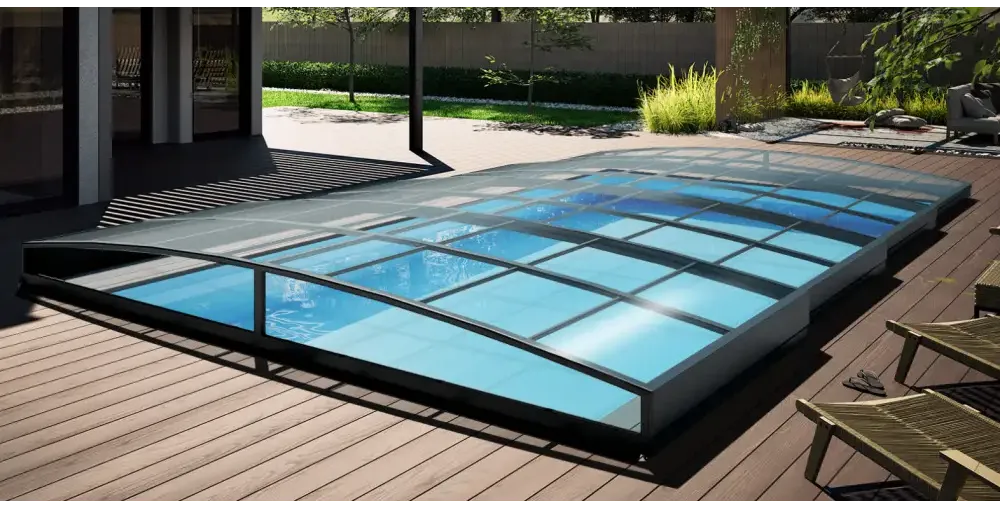 Modern Pooltak Sydney 4×8 med böjd glas, antracit ram och blå poolvatten