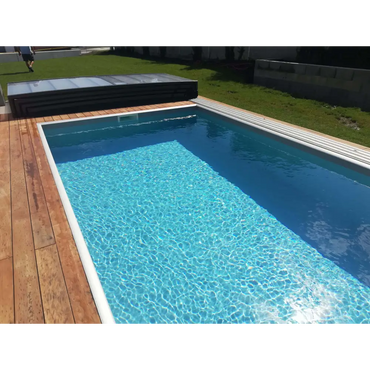 Exklusiv 12mm rektangulär pool med inbyggda trappor och klart blått vatten