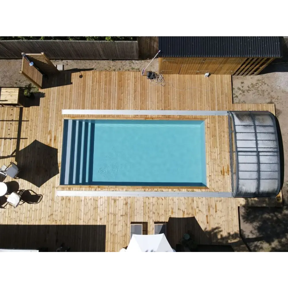 Pooltime Exklusiv 12mm rektangulär pool med trädäck och klarblått vatten