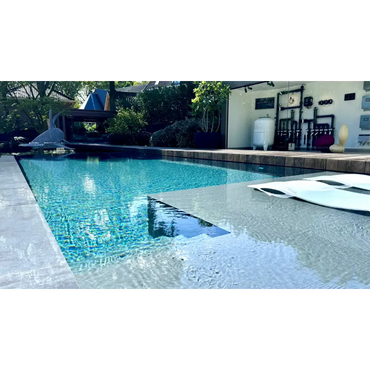 Pooltime Exklusiv Infinity med turkost vatten och svart kakel