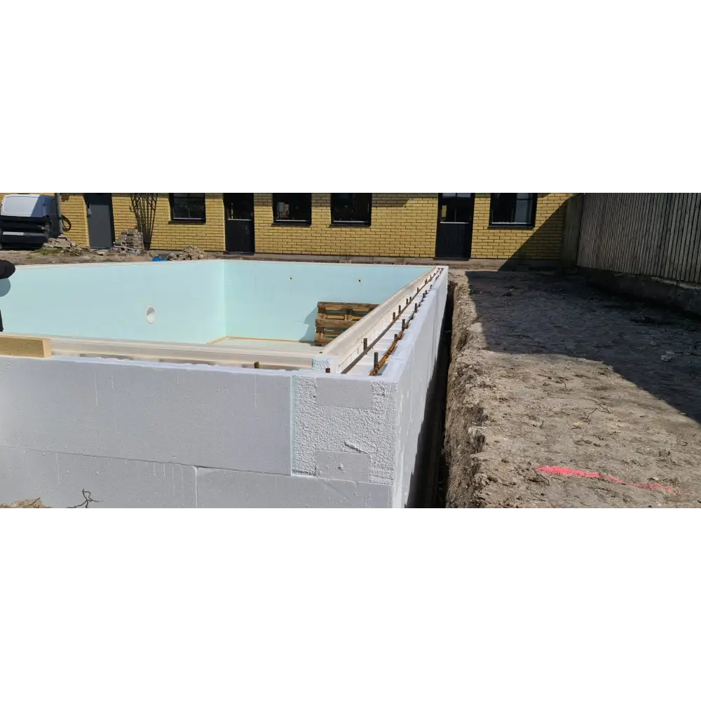 Vit Thermopool Premium isolering med blå mosaik och silverkant för poolgrund