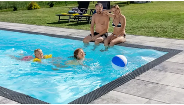Blåvit strandboll i turkost poolvatten i Poolpaket Qbig Overflow