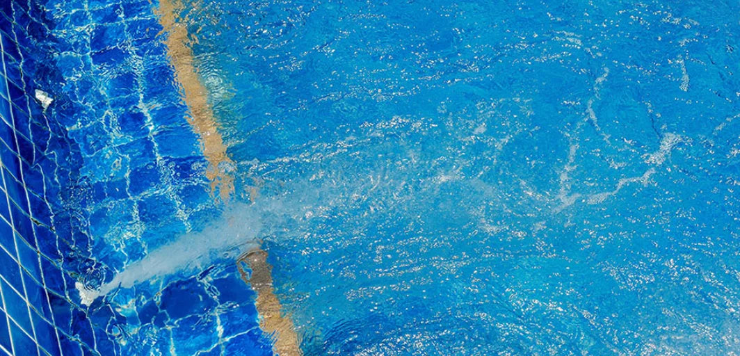 Livlig blå poolvatten med gula banlinjen och cirkulerande yta i VVS-system.