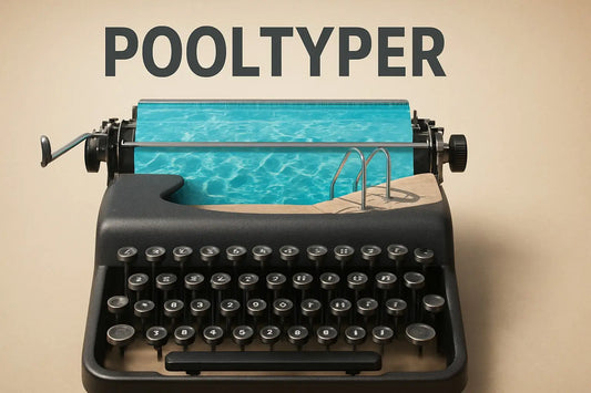 Svart vintage skrivmaskin med turkos pappersrulle i pooltema.