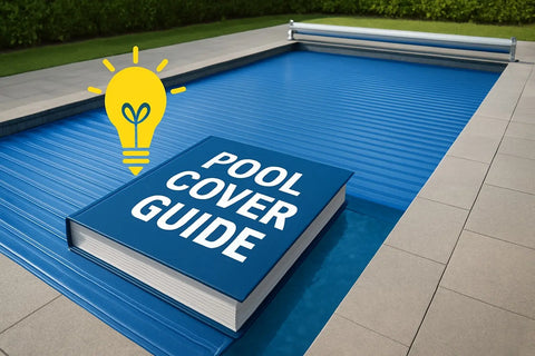 Blå inbunden bok Pool Cover Guide på blå poolduk.