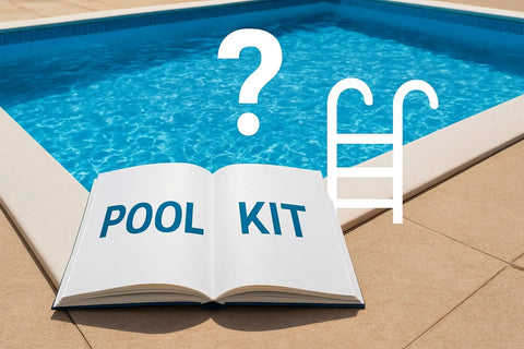 Öppen bok med pool kit i blått bredvid swimmingpool