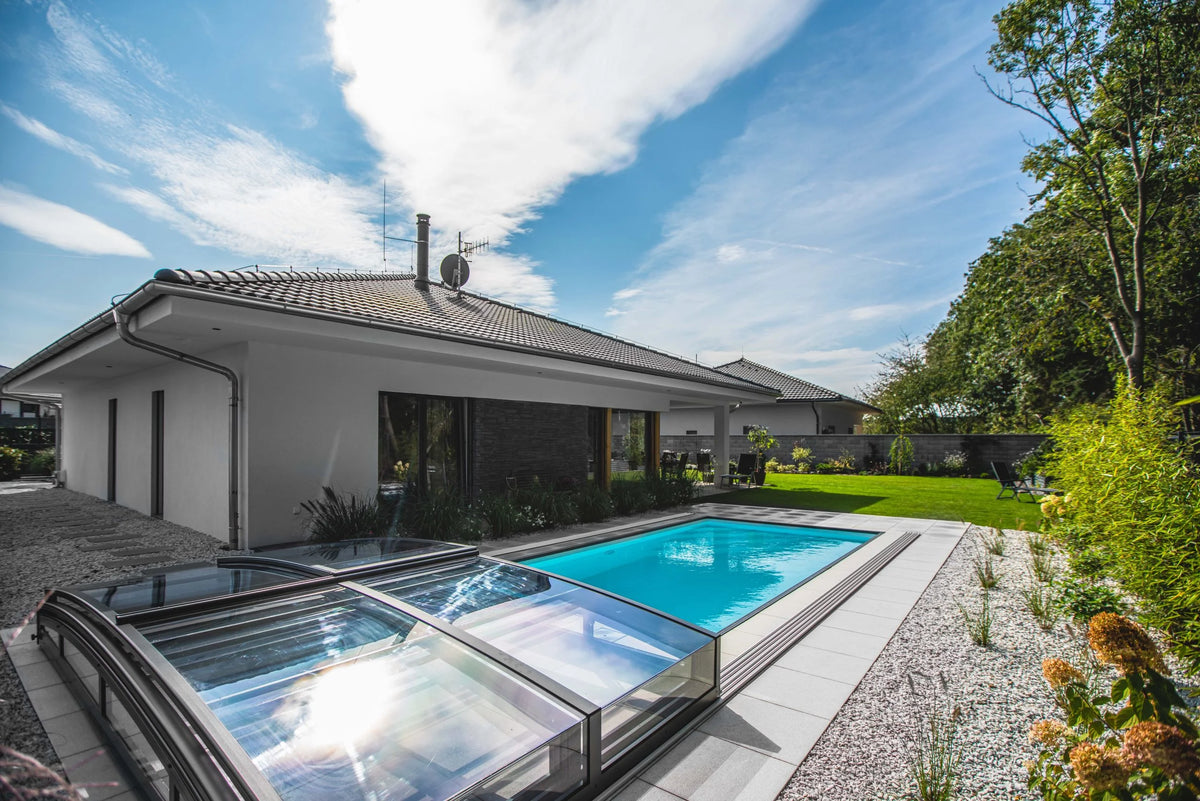 Pool and swimming pool with turnkey installation