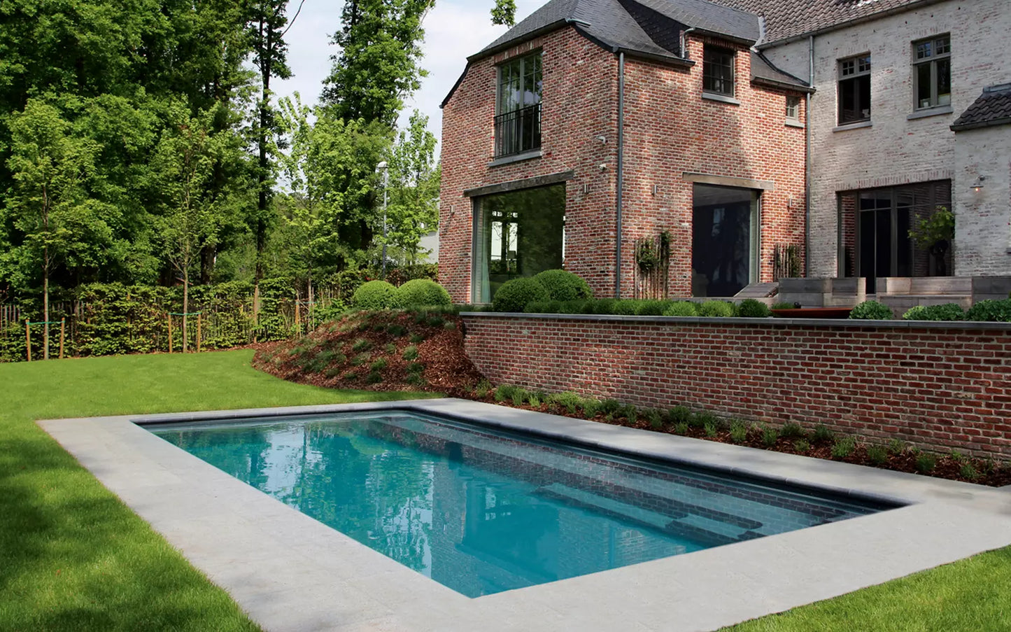 Leisurepools Reflection 3.8×7-10m, 1.28-1.84m deep