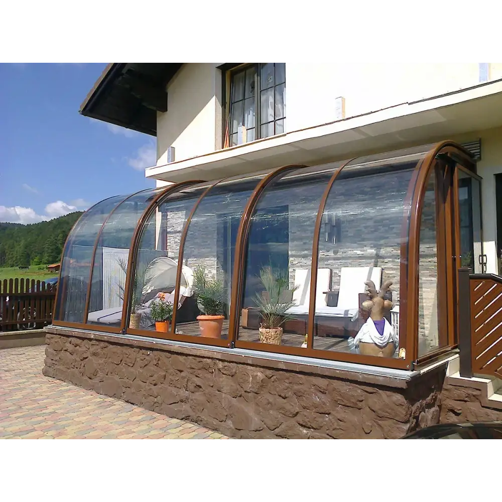 Brunramad bågformad glastak altantak med stenbas och sittplatser