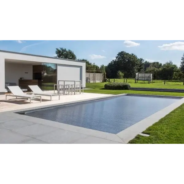 Modern rektangulär blå pool med extern motor, Aquatop nedsänkt 60x14mm, mörkblå kakel och grå betongkanter