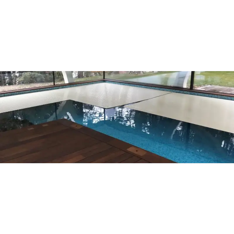 Vit Aquatop nersänkt pool 4m bredd med texturerat vitt lock och blå kanttäkt