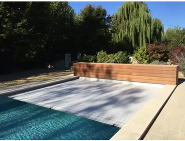 AquaTop pool cover with an above-water roller – stylish design, silver finish, 60 x 14 mm, over the pool edge