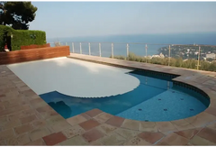 AquaTop pool cover with an above-water roller – 60 x 14 mm, white finish with a wavy edge, over a blue-tiled pool