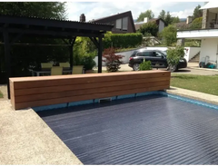 Slatted pool cover – dark blue ribbed surface, wooden bench alongside, 60 x 14 mm