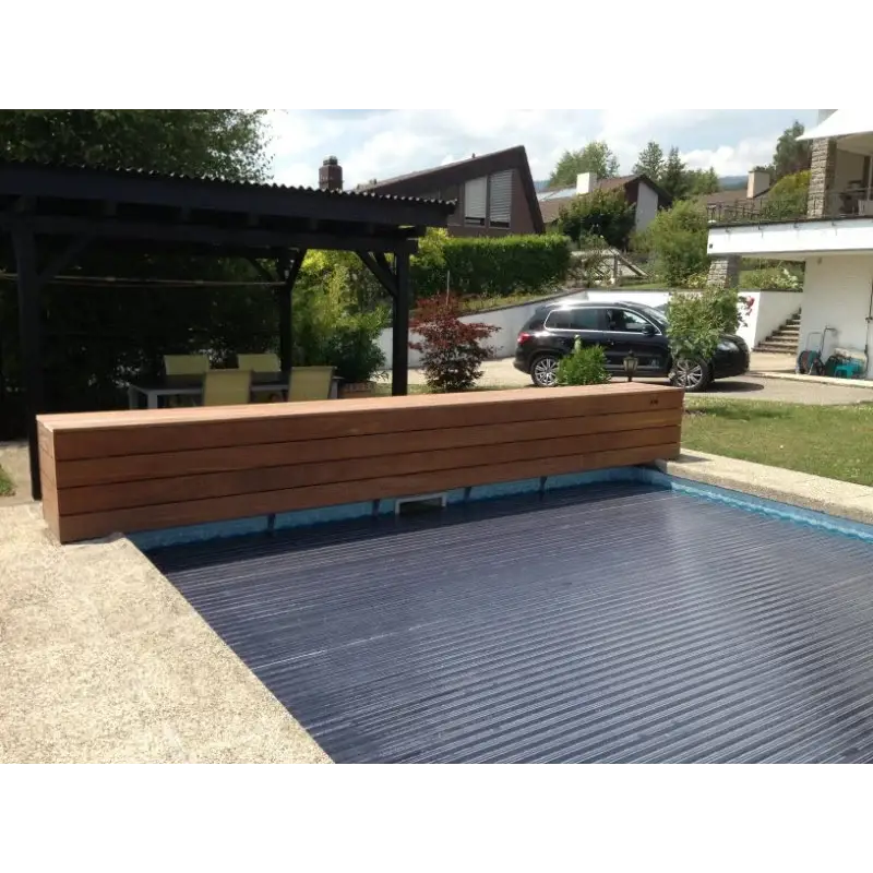 Mörkblå ribbad poolöverdrag med träbänk bredvid, 60x14mm lameller