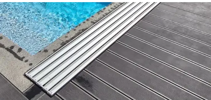 Silvrig metallisk pooldeckramp med extra skenor och ribbad textur