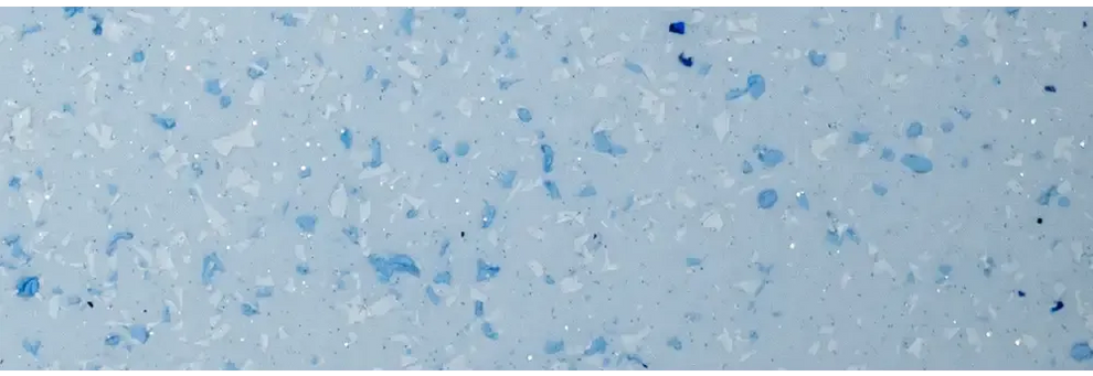Blå rektangulär glasfiberpool Aruba med ljusblå terrazzo-bänkskiva