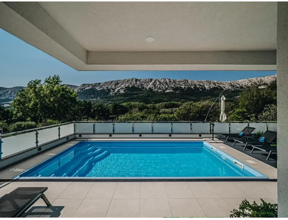 Blå rektangulär glasfiberpool Aruba med kaklad omgivning