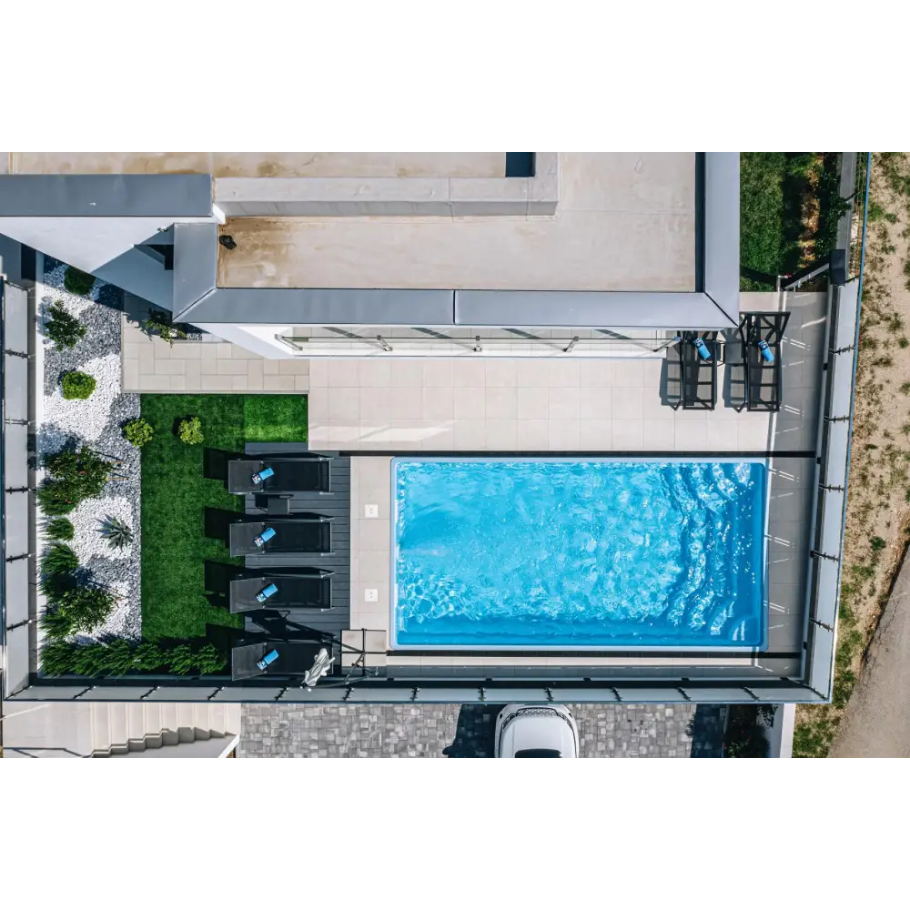 Rektangulär blå glasfiberpool Aruba med klart vatten och kakelkanter