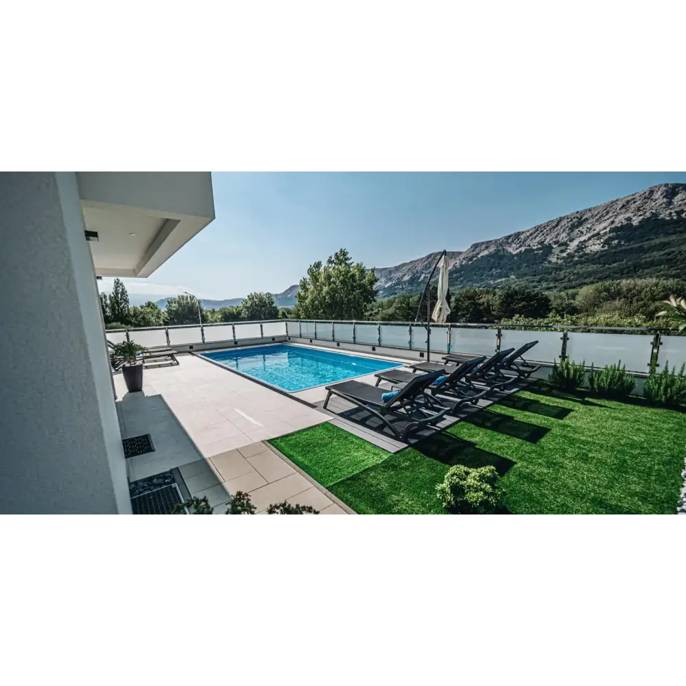 Rektangulär glasfiberpool Aruba Plus med blått klart vatten