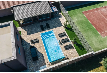 Aruba Plus fibreglass pool – rectangular shape, clear blue water, ripples in the water