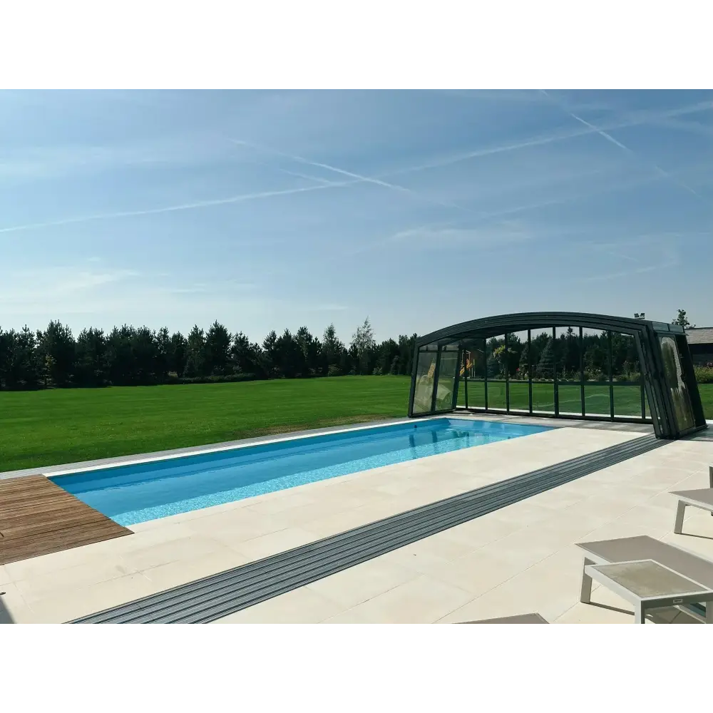 Bahama trädgårdspool med transparent pooltak, rektangulär med klart blått vatten