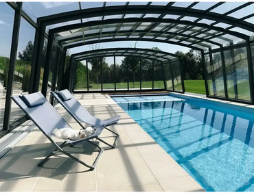 Bahama fibreglass pool – armchair with light blue fabric upholstery and a metal frame