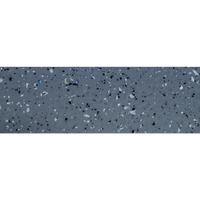 Grå terrazzo poolyta med svarta, vita och blå fläckar för Glasfiberpool Barbados