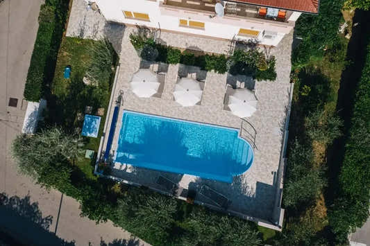Barbados fibreglass pool – rectangular shape, blue finish, for special events Barbados fibreglass pool – rectangular shape, blue finish, for special events