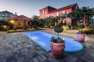Haiti fibreglass pool – rounded steps, decorated terracotta pot, garden pool