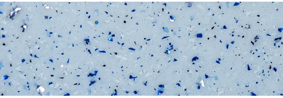Ljusblå yta med glänsande blå och svarta glasbitar för glasfiberpool Jamaika 25x3 75x1 50m