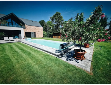 Jamaika fibreglass pool, 11.25 x 3.75 x 1.50 m – rectangular shape, blue inflatable swan, clear water, lawn