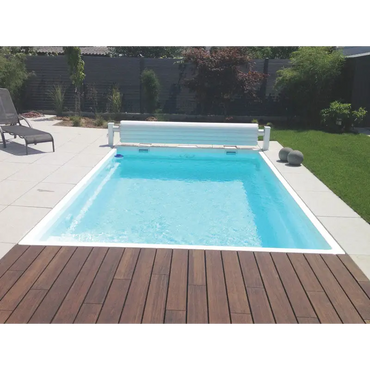 Glasfiberpool Mini Victoria med klart turkost vatten och integrerat automatiskt lock