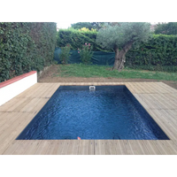 Glasfiberpool Mini Victoria: rektangulär med djupblått vatten och trädeck