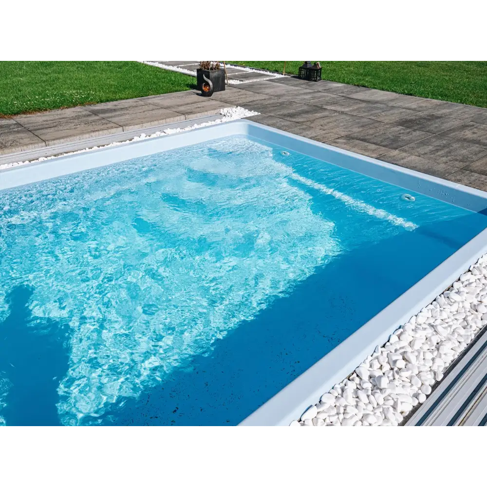 Modern glasfiberpool Papeete med klart blått vatten och vita stenar